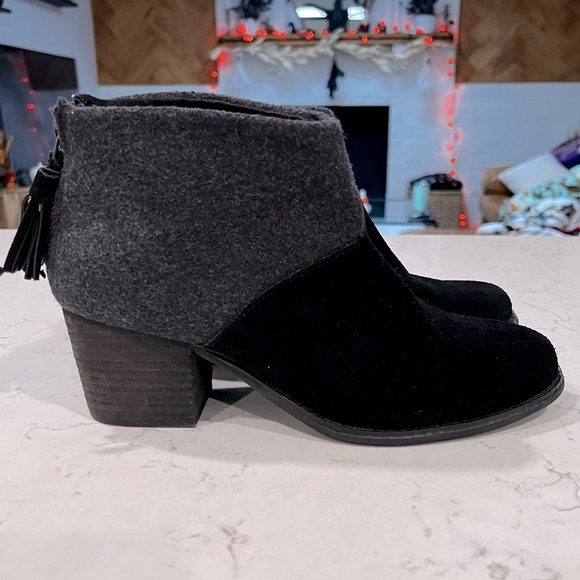 Toms Lacy Ankle Boots Black Suede and Grey Wool Tassle Zipper Size 7.5 - Picture 2 of 13